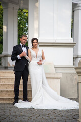 Naklejka premium happy bride and groom posing on their wedding day