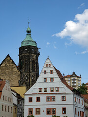 Marienkirche und Schloss Sonnenstein in der Stadt Pirna in Sachsen, Deutschland - 672187568