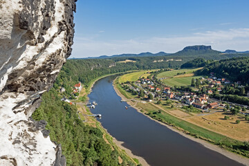 Luftaufnahme der Stadt Rathen an der Elbe in der Sächsischen Schweiz, Deutschland - 672187599