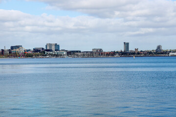 Obraz premium view of waterfront city overlooking the sea