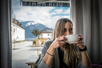 Frau mit Kaffeetasse