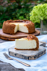 Cheesecake "New York" is a delicate moderately sweet dessert, which is an open pie or even a cake with a light vanilla-lemon note. It consists of two main parts: sand base and cheese filling.