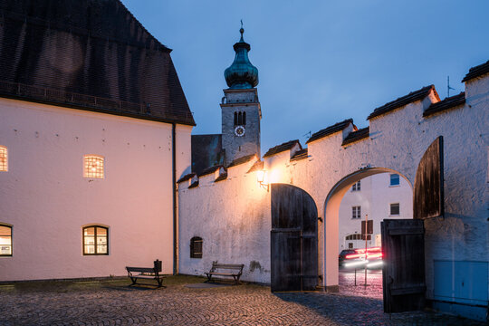 Mauer mit Tor und Stadtpfarrkirche, St. Nikolaus in Mühldorf  Nachts 