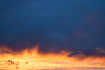 abendlicher Sonnenuntergang brennender Himmel