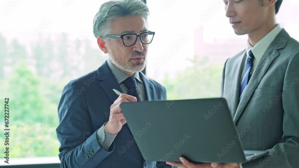 Poster オフィスで会話する多国籍ビジネスパーソンのグループ　スローと早送り　時間伸縮　タイムリマップ
