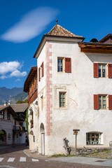 Fototapeta na wymiar Bauwerke und Häuser in Algund - Südtirol - Italien