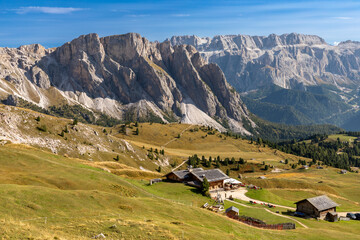Hütte auf der Seceda vor den Cirspitzen, Gröden, Südtirol
