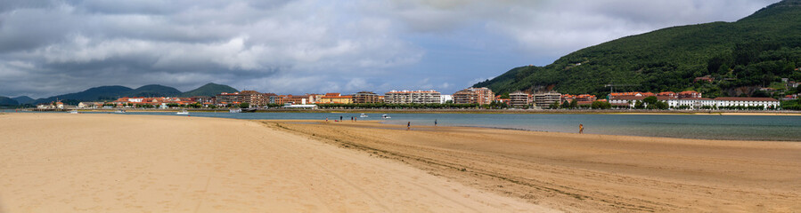  Vista de Santo&ntilde;a desde el puntal y playa  de Laredo en Cantabria, Espa&ntilde;a
