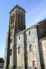 Fototapeta na wymiar Clocher carré de la basilique de Vézelay en Bourgogne. France