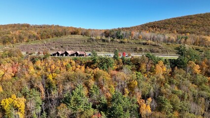 Naklejka premium Rest stop area beside interstate highway where travelers rest and sight see Tioga Reservoir and Dam in Pennsylvania New York state border