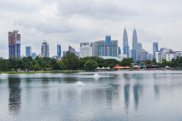 Obraz premium Taman Tasik Titiwangsa (Titiwangsa Lake Park) and Kuala Lumpur skyline