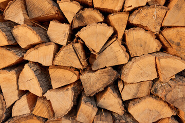 Gehackte Holzscheite als Brennholz Nahaufnahme © by-studio