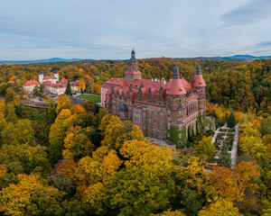 Zamek  w Walbrzychu w lesie Księżanskim - obrazy, fototapety, plakaty