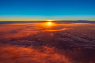 Fototapeta na wymiar Feuerrotes Wolkenmehr während eines Sonnenuntergangs über dem Nordmeer. 