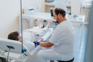 Obraz premium A specialist doctor providing professional healthcare to a patient in a hospital room. Examination, infusion, and vitamin therapy.