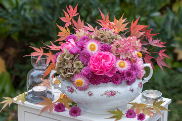 Blumengesteck mit pink Rosen, Hortensienblüten, Chrysanthemenblüten, Strohblumen und Ahornblättern in vintage Suppenterrine