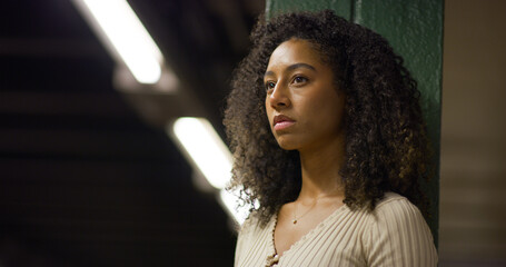 Young black woman serious sad face at subway platform - obrazy, fototapety, plakaty