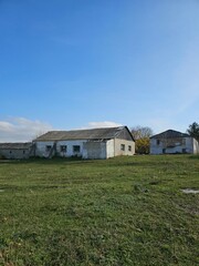 Obraz premium A house in a field