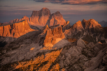 Obraz premium Stunning sunset in the mountains