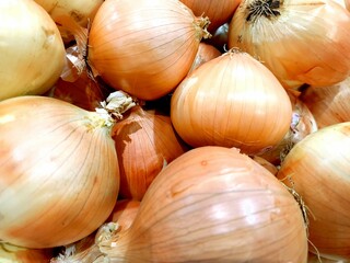 Large onions on the market, filling the frame