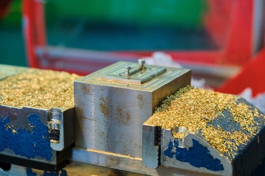 Vice on mill with brass chips