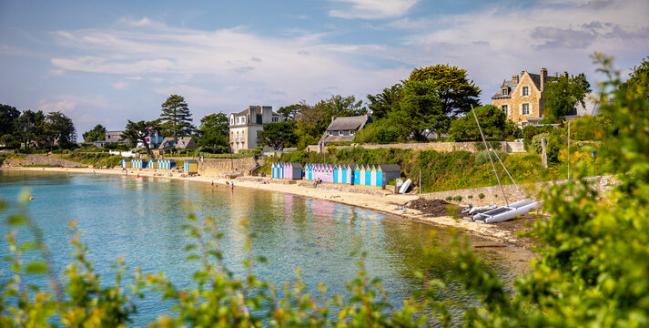 Littoral en Bretagne dans le Golfe du Morbihan &agrave; l'&icirc;le aux Moine en France.