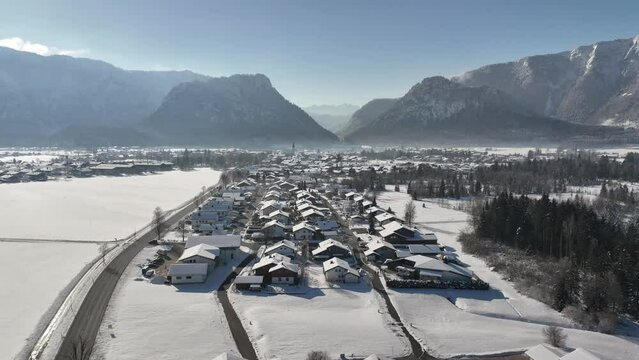Flug &uuml;ber den Wintersportort Inzell im Chiemgau