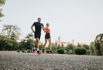 Obraz premium A fit couple motivates each other during an outdoor workout.