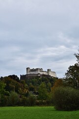 Burg Hohensalzburg in &Ouml;sterreich im Herbst, vertikal