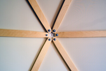 Six-pointed mounting of slats roof structure inside a round house, fastening from laths in the form...