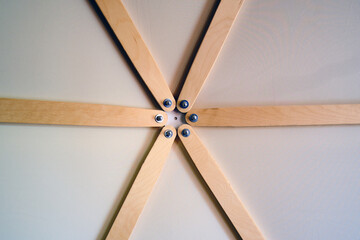 Six-pointed mounting of slats roof structure inside a round house, fastening from laths in the form of a star