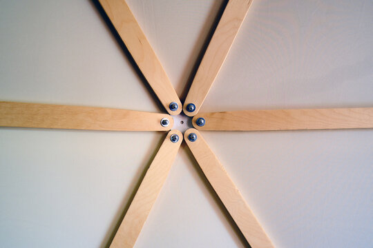 Six-pointed mounting of slats roof structure inside a round house, fastening from laths in the form of a star