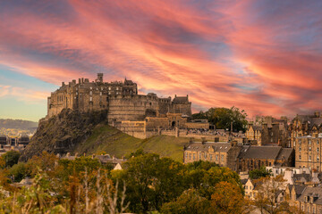 Fototapeta premium The skyline of Edinburgh with the Castle in an autumn sunset