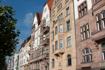 Fototapeta na wymiar Gehobene Wohnlage am Rheinufer in Düsseldorf