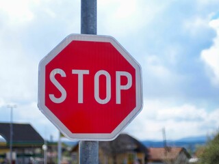 Obraz premium Image of a bright red octagonal street sign with the words 