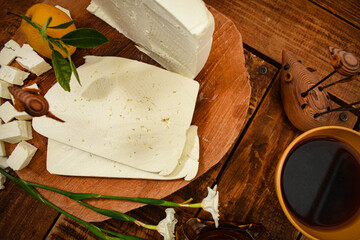 Toma cenital de queso oaxaca con una taza de café sobre una mesa de madera  - obrazy, fototapety, plakaty