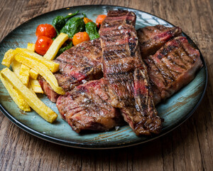 Carne a la parrilla con papas