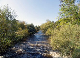 Fototapeta na wymiar Wiese (Fluss). Fließt von seiner Quelle am Felberg dem Wiesental entlang, durchquert den Bezirk Lörrach, die Schweizer Grenze, Riehen, Klein-Basel, bevor er in den Rhein mündet 
