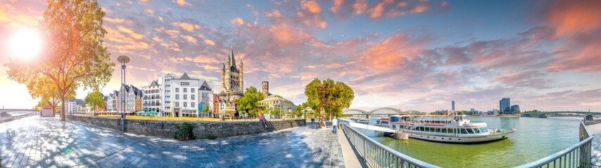 Groß Sankt Martin Kirche, Rheinufer, Köln, Deutschland 