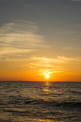 Piękny i romantyczny zachód słońca