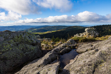 Panorama sur le parc naturel régional du Pilat depuis la Crêt de la Chèvre, à 1400m d’altitude en automne