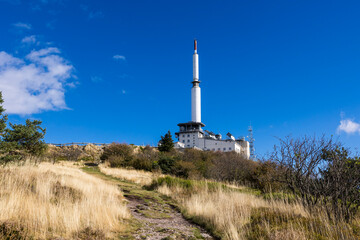 Fototapeta na wymiar Émetteur de télévision du mont Pilat, au sommet de la Crêt de l’Œillon, dans le parc naturel régional du Pilat à l’automne