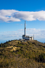 Émetteur de télévision du mont Pilat, au sommet de la Crêt de l’Œillon, dans le parc naturel...