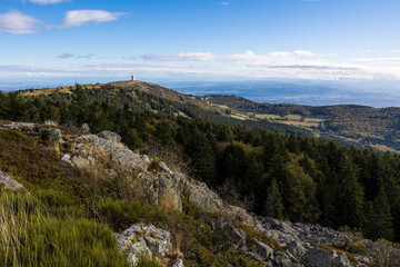 Crêt de la Botte, dans le massif du Pilat, avec ses installations militaires au sommet
