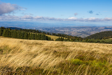 Panorama sur le parc naturel régional du Pilat depuis le chemin de randonnée des crêts