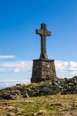 Croix en granite au sommet de la Crêt de l’Œillon, dans le parc naturel régional du Pilat à l’automne