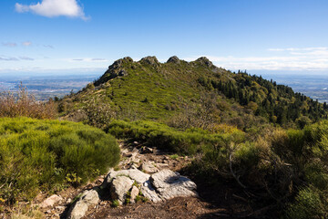 Sommet des Trois Dents, dans le massif du Pilat, dominant la vallée du Rhône