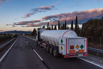 Tanker truck transporting refrigerated liquid oxygen, with ADR label for oxidizing product and not flammable or toxic. - obrazy, fototapety, plakaty