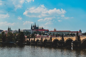 Obraz premium Scenic outdoor scene of a sparkling river with Charles bridge in the background in Prague