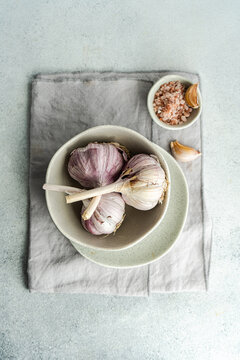 Raw garlic heads in the bowl